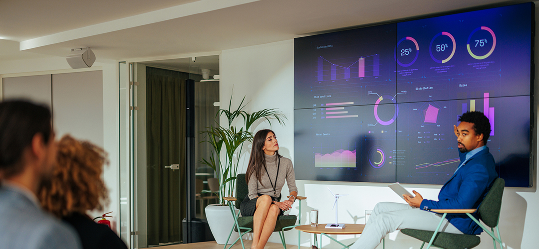 Specialist presenting lecture to businesspeople in conference hall. lca use cases